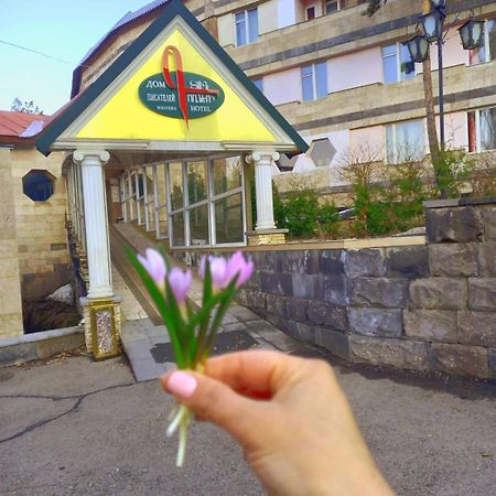 ホテル Дом Писателей Цахкадзора エクステリア 写真