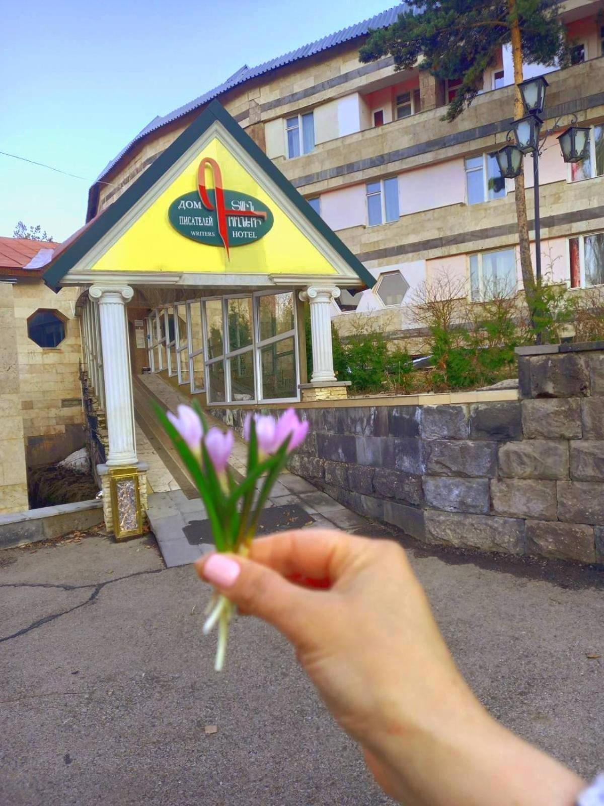 ホテル Дом Писателей Цахкадзора エクステリア 写真